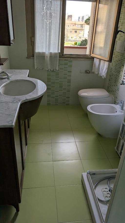 Bagno pulito al termine della lavorazione, con sanitari rimontati
