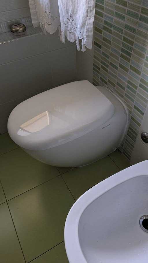 Sanitario rimontato al termine della lavorazione, con pulizia finale effettuata
