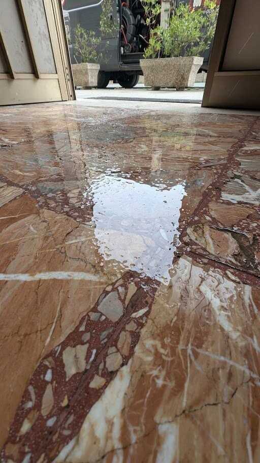 Acqua sul pavimento dell’androne condominiale durante una verifica PRO-PIPE a Cecina