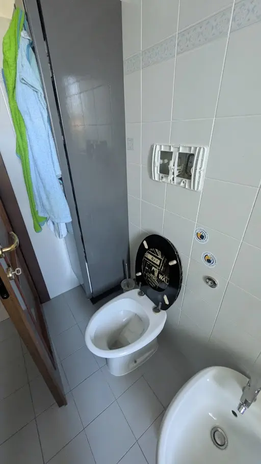 Bagno dell’appartamento sovrastante con cassetta WC incasso sottoposta a verifica