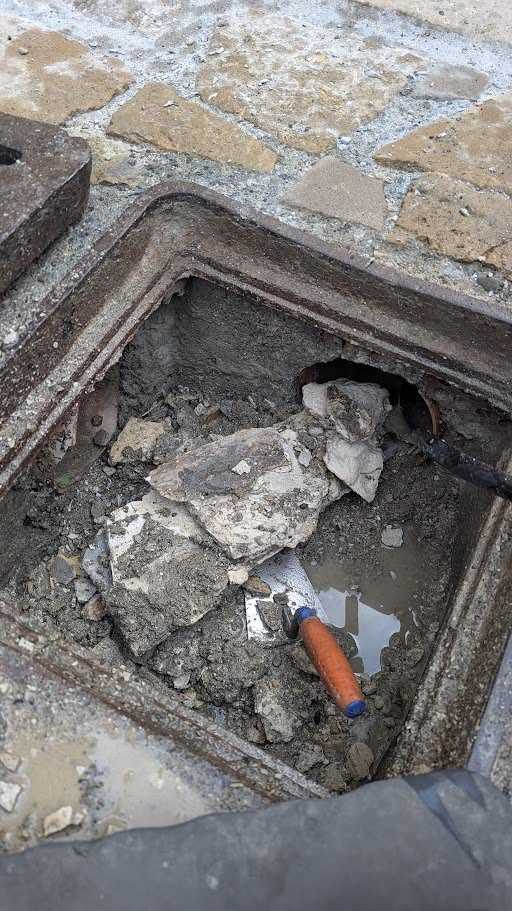 Materiale cementizio individuato all’interno di una condotta fognaria a Casale Marittimo.