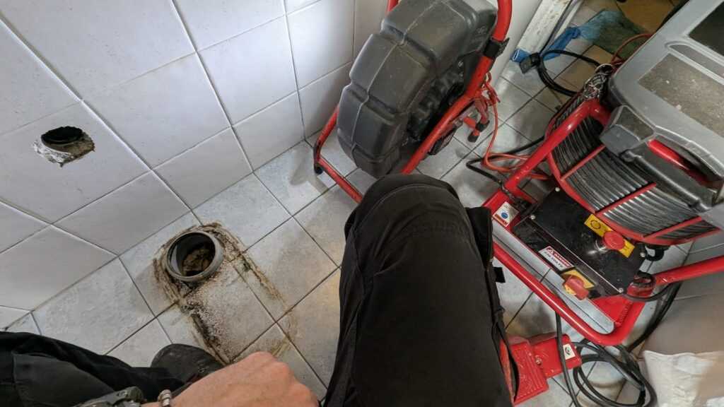 Configurazione dell’intervento sullo scarico del bagno bloccato a Cecina.