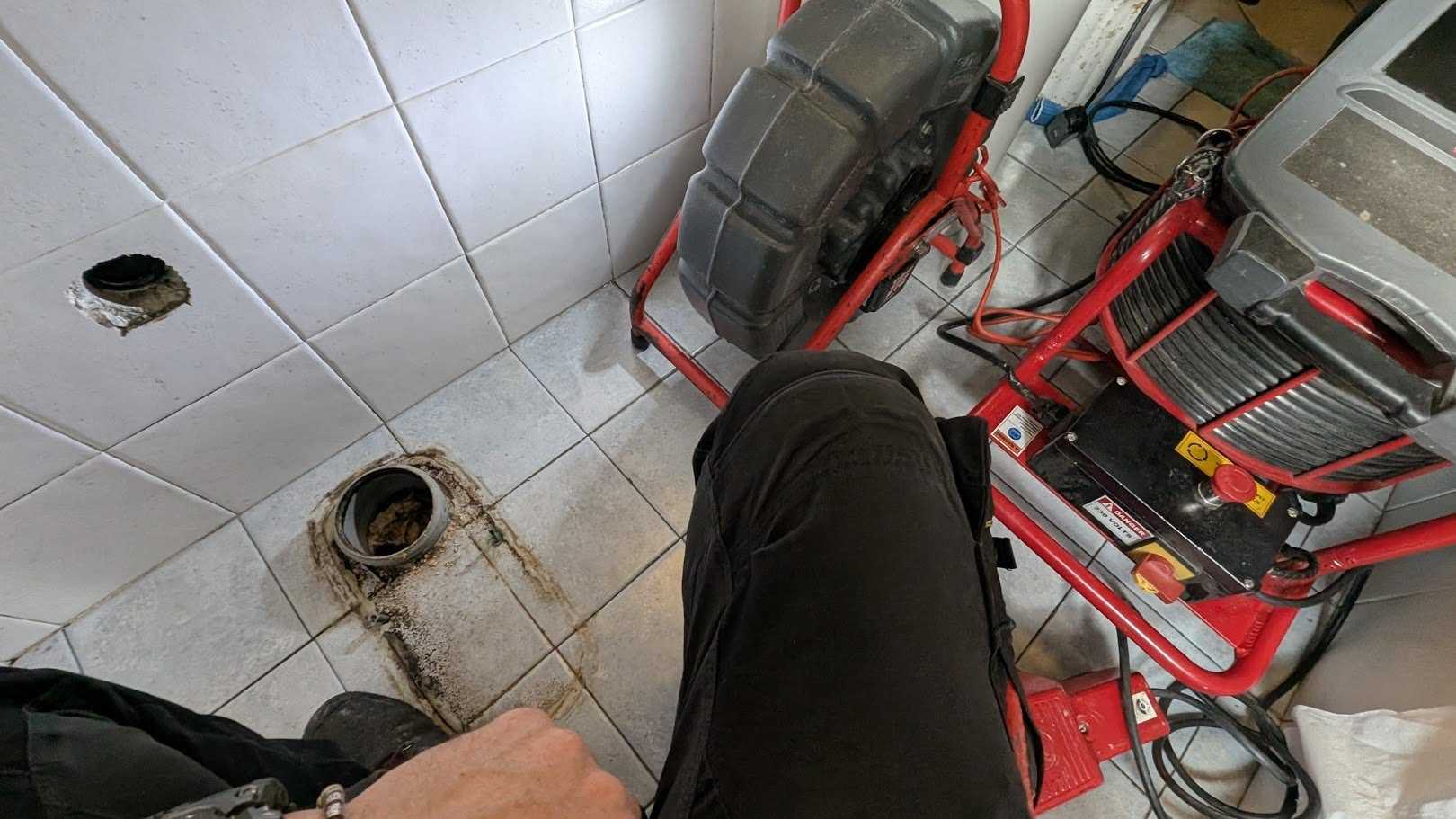Configurazione dell’intervento sullo scarico del bagno bloccato a Cecina.