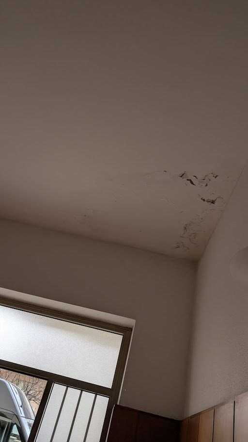 Macchia di umidità sul soffitto dell’appartamento sottostante a Cecina
