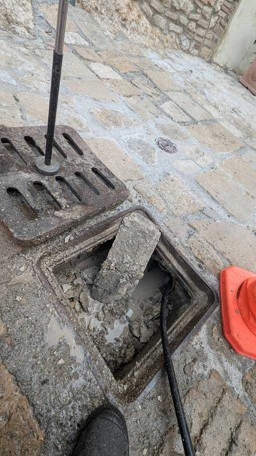 Depositi e materiale cementizio presenti in un pozzetto della fognatura bianca a Casale Marittimo.