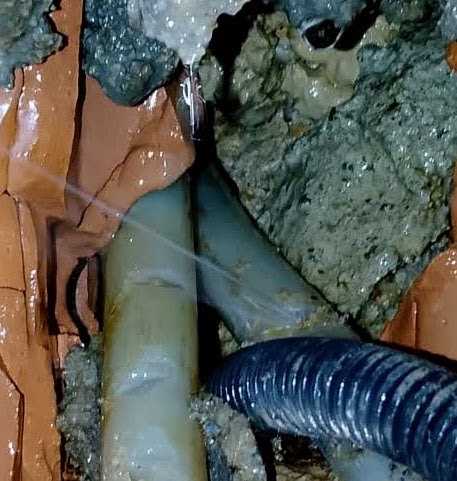 Perdita d’acqua attiva individuata su una tubazione nascosta a Castiglioncello.