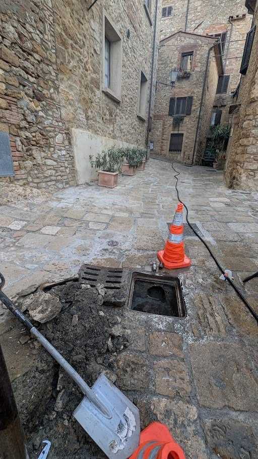 Pozzetto aperto durante la pulizia della fognatura bianca a Casale Marittimo.