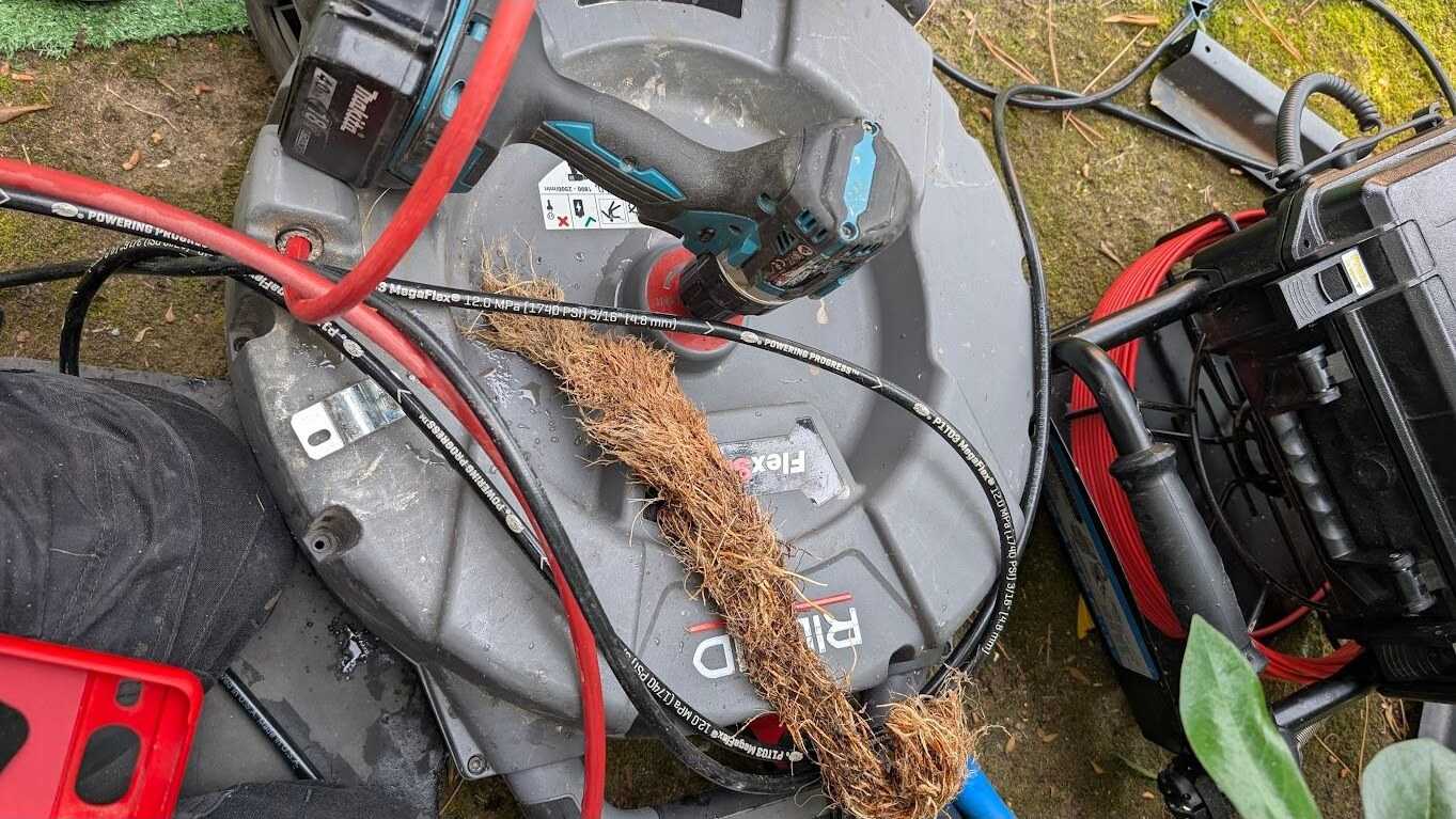Attrezzatura PRO-PIPE con radici rimosse dalla tubazione