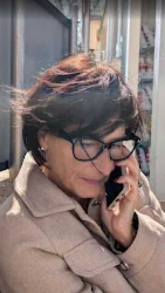 Sara PRO-PIPE durante l'accoglienza telefonica del cliente