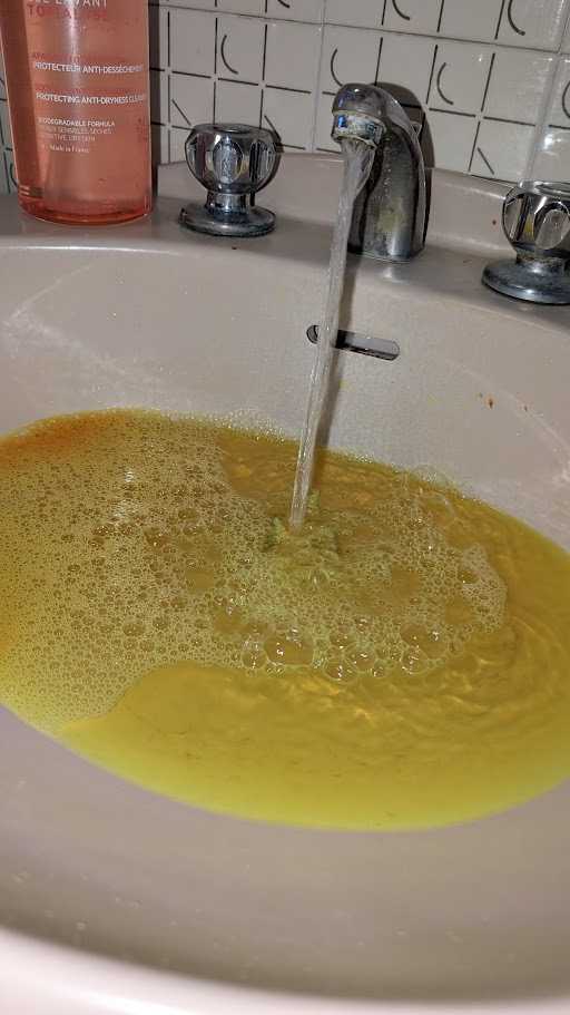 Liquido tracciante utilizzato nel lavabo durante una ricerca infiltrazione a Rosignano Solvay.