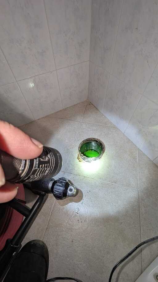 Prova con liquido tracciante su uno scarico del bagno eseguita da PRO-PIPE