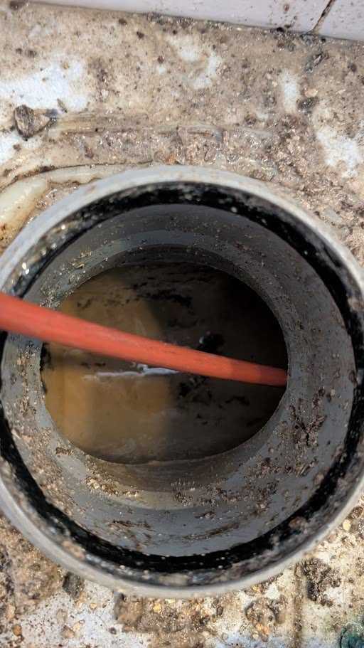 Pulizia della linea di scarico del bagno durante la rimozione del calcare a Cecina.