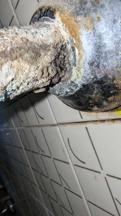 Sifone cromato deteriorato individuato durante una ricerca infiltrazione a Rosignano Solvay.