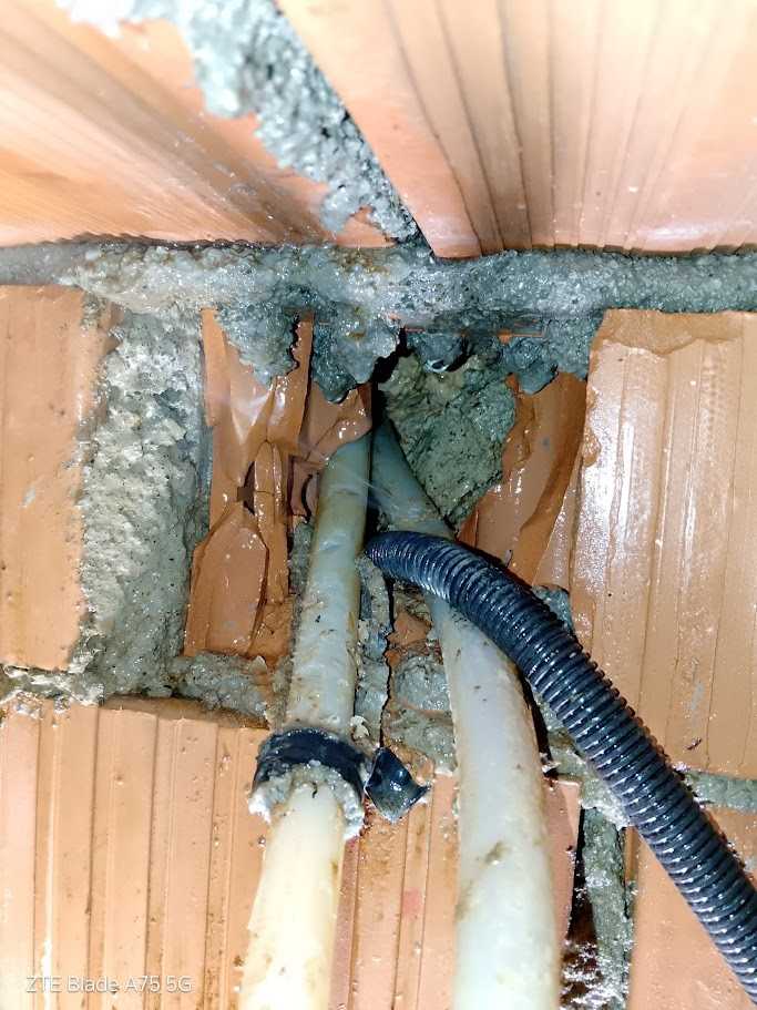 Tubazioni idriche presenti nello scannafosso di un condominio a Castiglioncello.