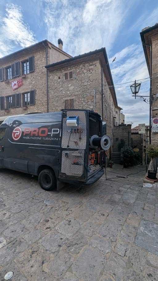 Veicolo PRO-PIPE durante un intervento sulla fognatura bianca nel centro storico di Casale Marittimo.