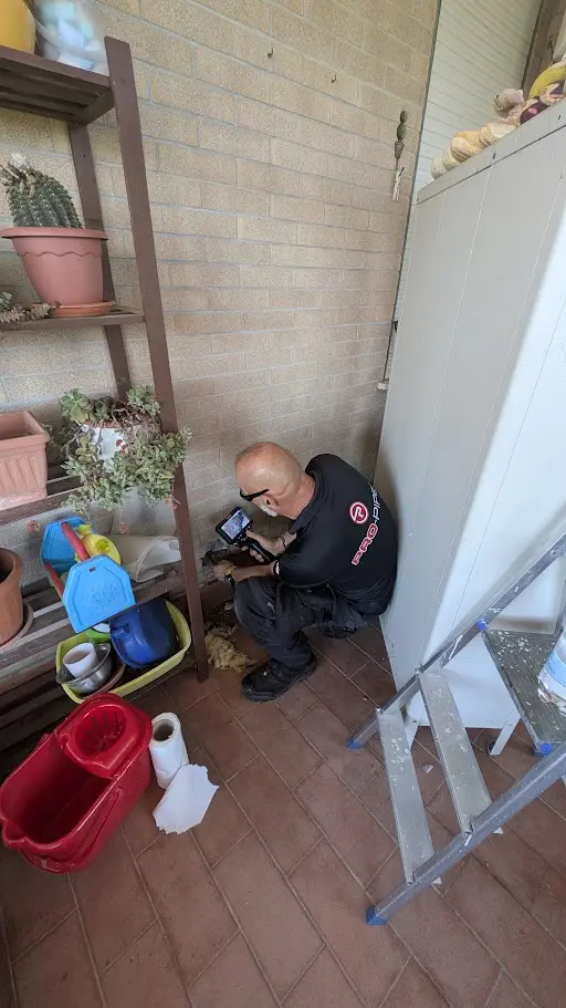 Tecnico PRO-PIPE esegue una verifica strumentale nel corridoio delle cantine a Rosignano Marittimo