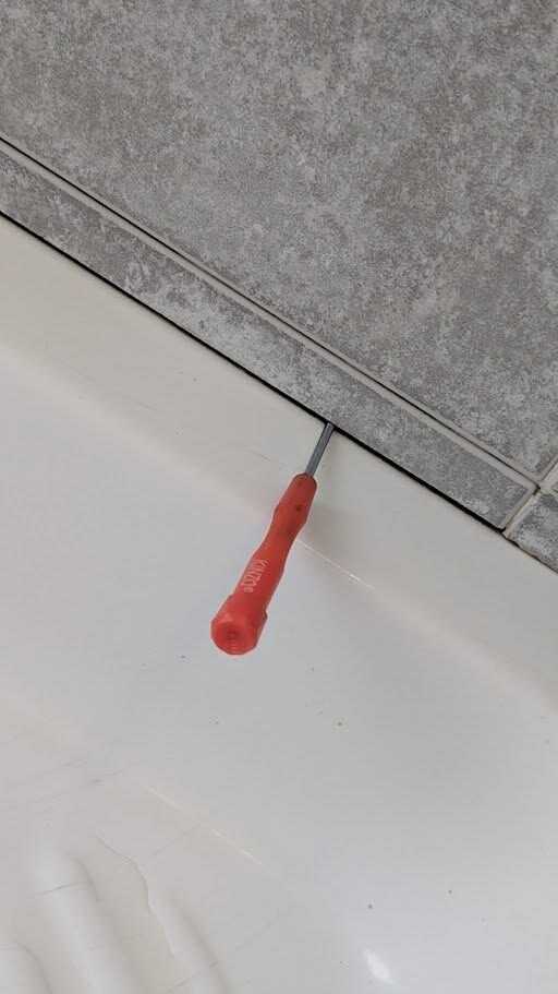 Controllo di un punto di tenuta nel bagno durante una verifica PRO-PIPE a Cecina