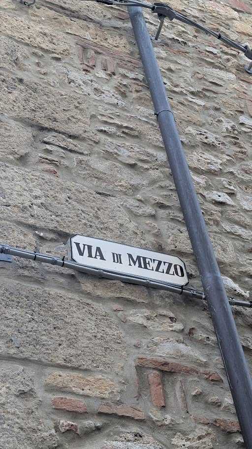 Centro storico di Casale Marittimo durante un intervento sulla rete fognaria.