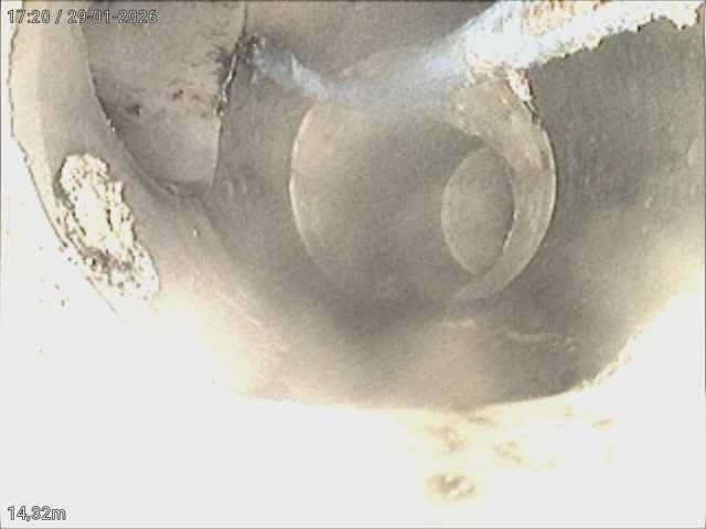 Videoispezione di una tubazione durante il recupero di un cavo d’acciaio incastrato a Montescudaio.