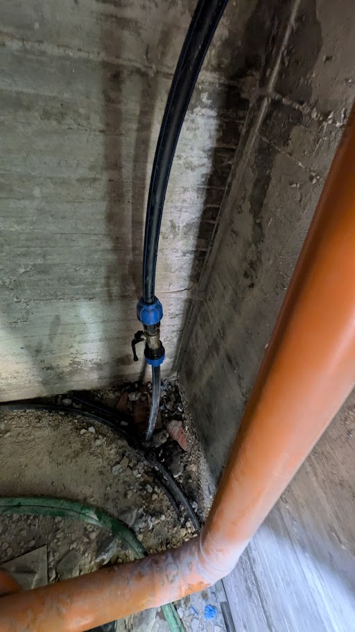 Nuova tubazione idrica con raccordo e valvola all’interno dello scannafosso