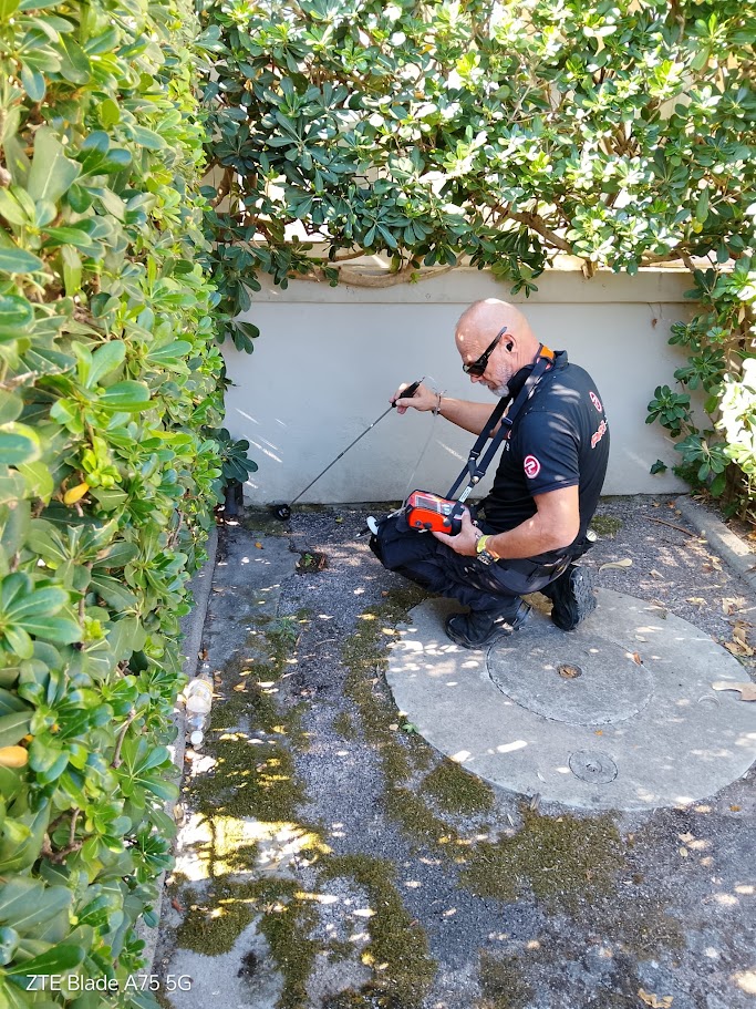 Tecnico PRO-PIPE durante la localizzazione strumentale della perdita d’acqua a Vada.