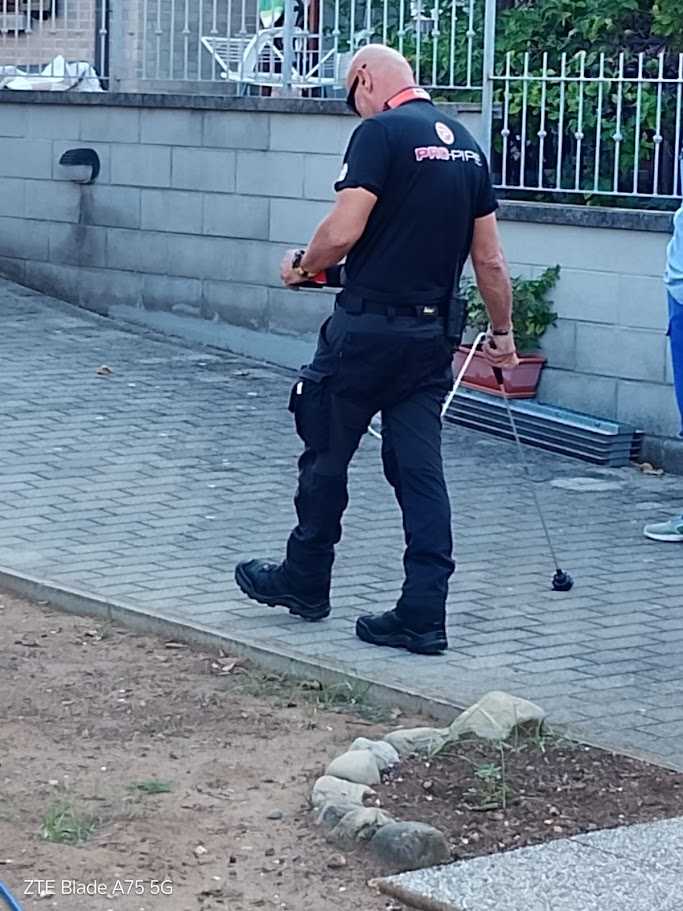 Operatore PRO-PIPE con strumento e sonda sulla pavimentazione durante la ricerca della perdita