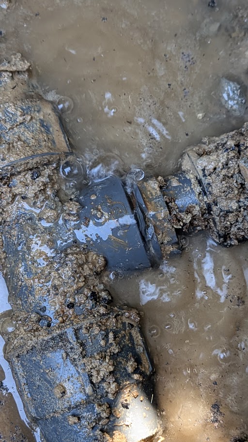 Fuoriuscita d’acqua attiva individuata in corrispondenza di un raccordo interrato.