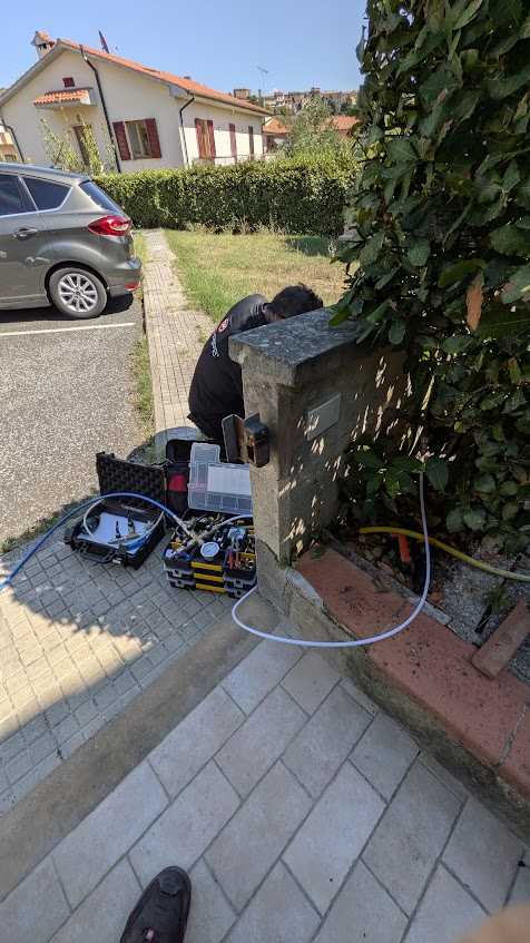 Tecnico PRO-PIPE durante la pre-localizzazione con gas tracciante a Guardistallo