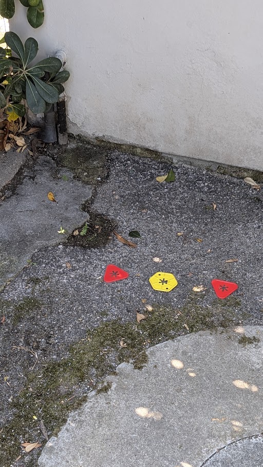 Marcatori posizionati sul terreno nel punto localizzato della perdita condominiale a Vada.