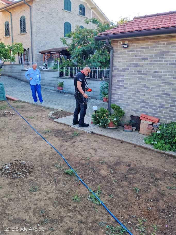 Operatore PRO-PIPE impegnato nella ricerca della perdita nell’area esterna dell’immobile
