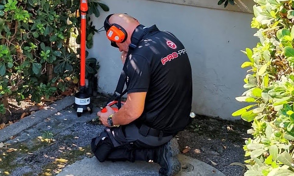 Operatore PRO-PIPE durante la localizzazione di una perdita d’acqua in un condominio a Vada.