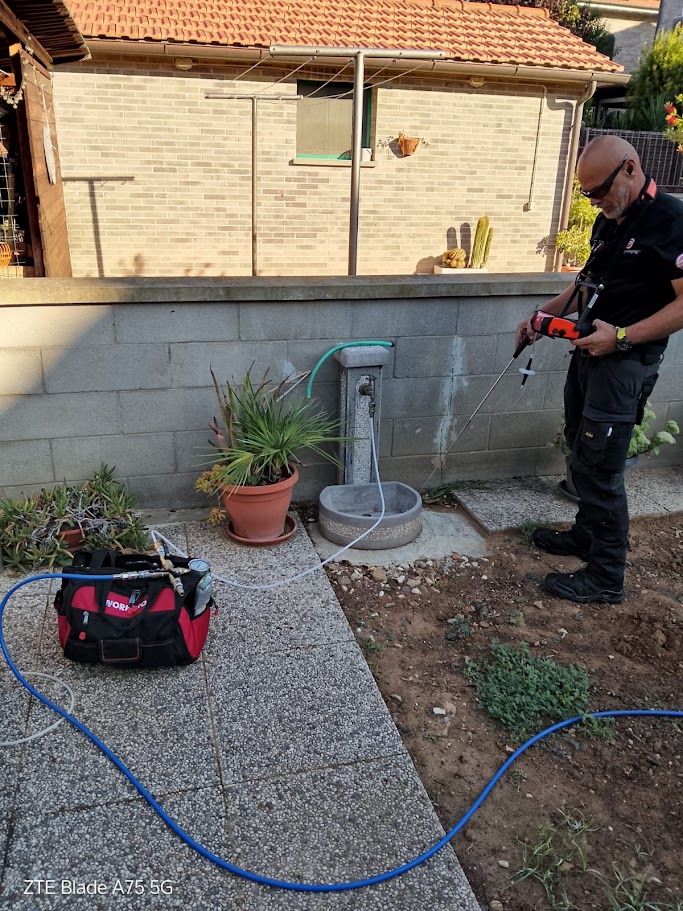 Operatore PRO-PIPE con strumento e sonda durante la ricerca della perdita nell’area esterna