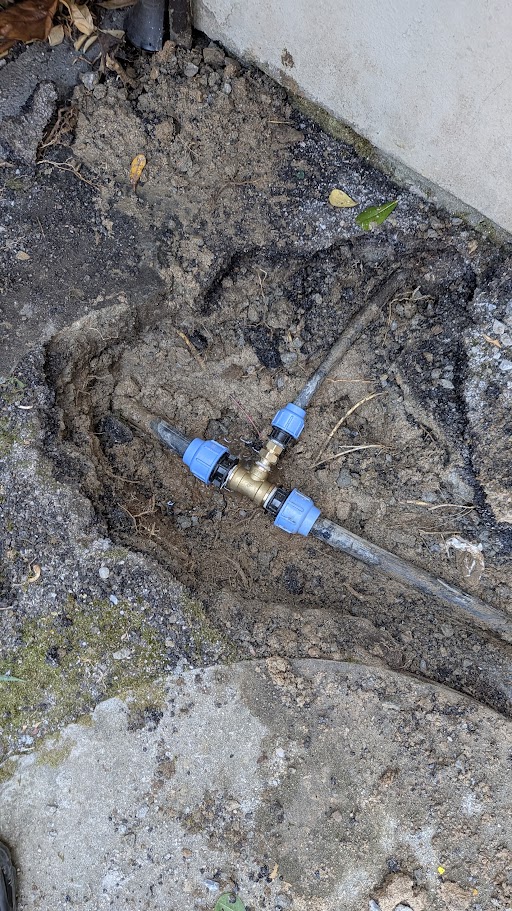 Nuovo raccordo a tre vie installato sulla tubazione in pressione del condominio di Vada.