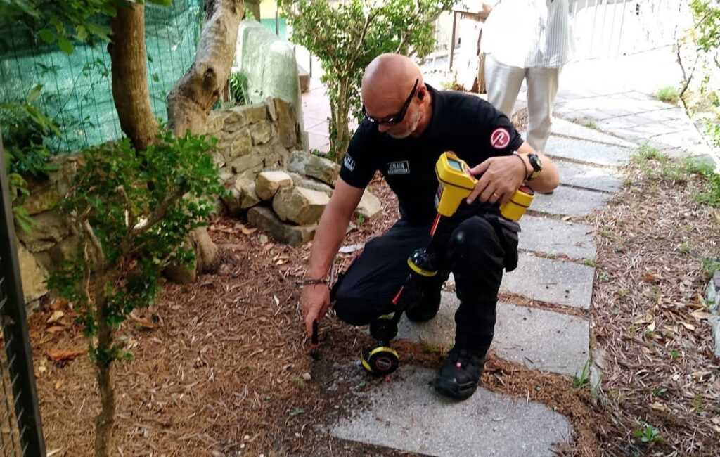 Localizzazione strumentale della rete di scarico durante la verifica prima dell’acquisto.
