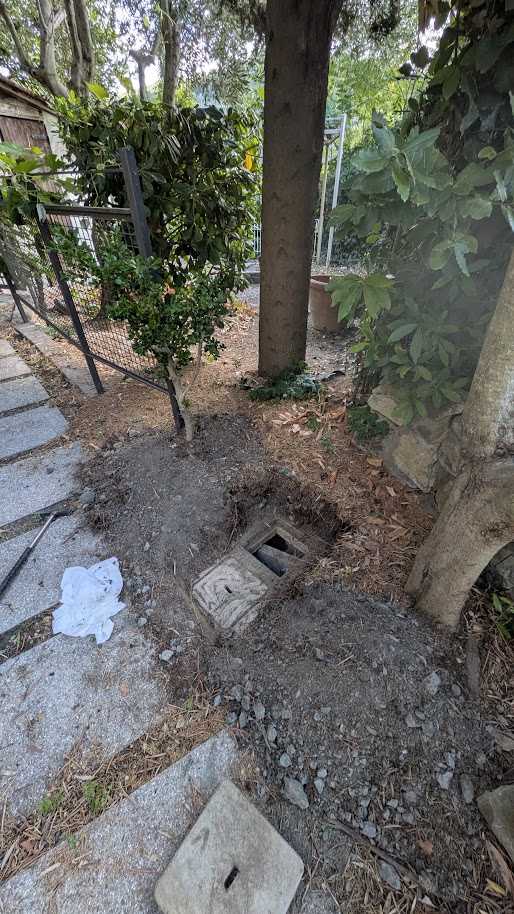 Pozzetto nascosto riportato a vista durante le verifiche del sistema fognario.