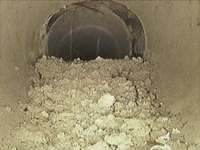 Materiale accumulato all’interno della condotta, documentato con videoispezione.