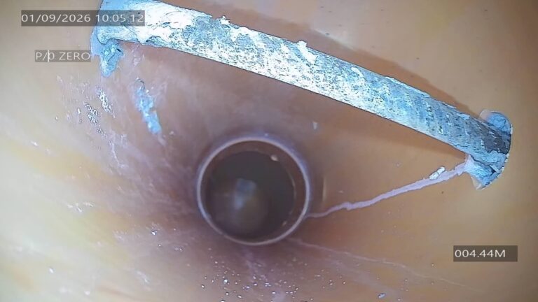Dettaglio di un fissaggio che attraversa la sezione della condotta.